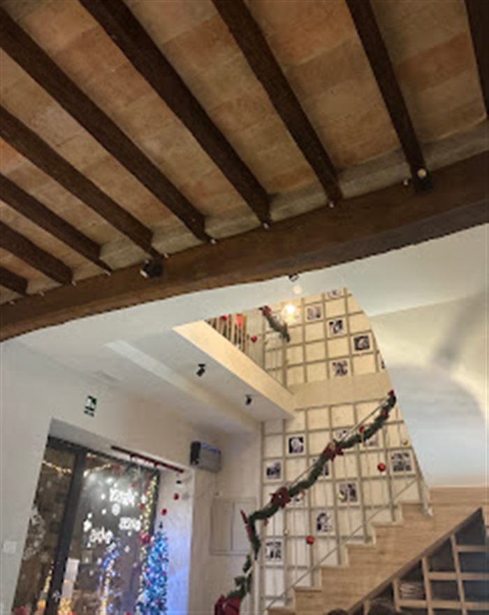 Interni L'Orlando Innamorato — travi a vista e scala
